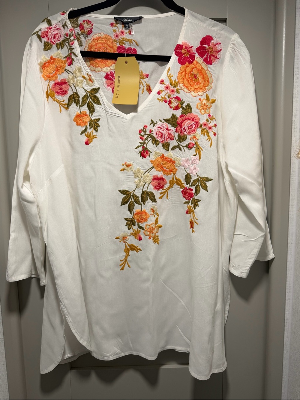 NWT ANDREE BY UNIT White V-Neck Tunic with Pink, Orange & Red Floral Embroidery